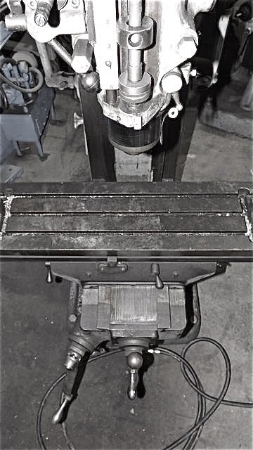 X=20" - Y=9" - Z=16" BRIDGEPORT ... VERTICAL MILL (8 Speed)